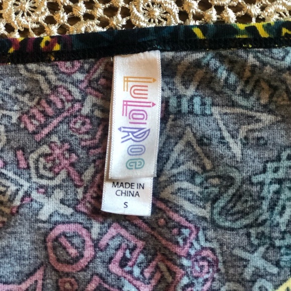 Fun pattern in this classic LuLaRoe top.🌷 - Picture 6 of 7